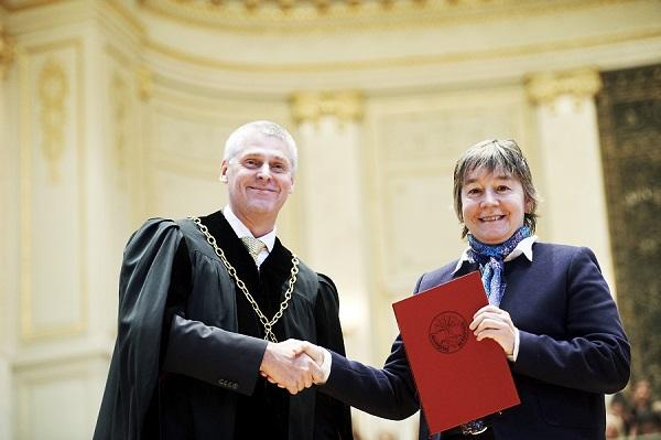 Gabi Hegerl receiving Hans Sigrit Prize 2016