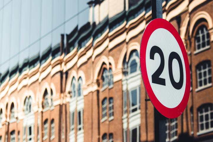 A 20 miles per hour sign