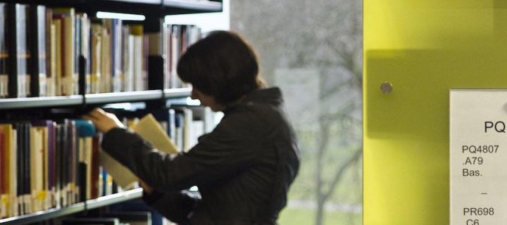 Library image/student looking up books