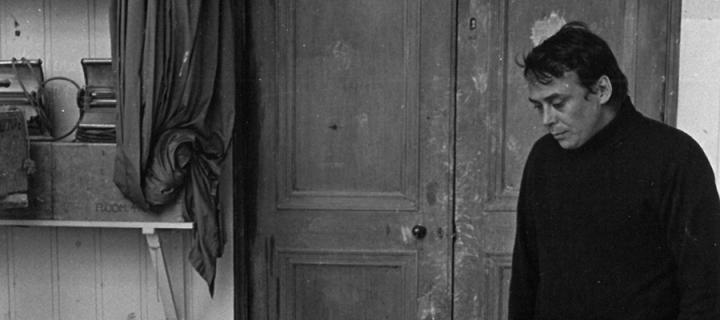 Günther Uecker rigging up his ‘banging door’ installation in studio C.03 (August 1970). Photo