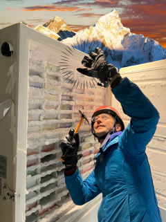  P Heun succeeding to excavate a precious sample from ice 
