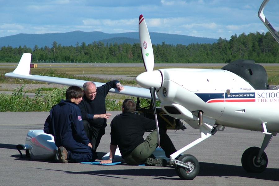 people working on the dimona aircraft
