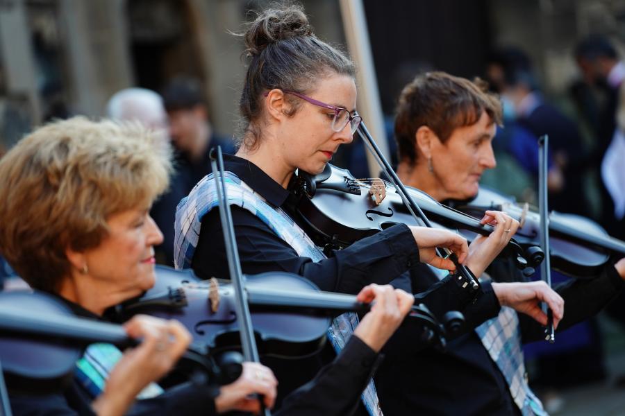 Musicians entertain guests at the castle