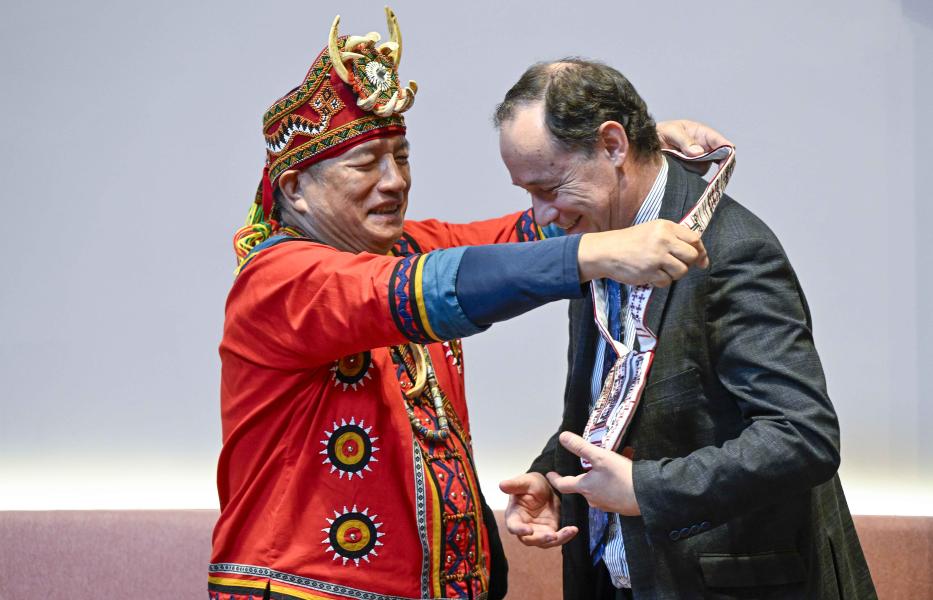 Pan, Chuang-Chih, Township Mayor, Mudan Township Office offers gifts to Gavin McLachlan, Vice Principal